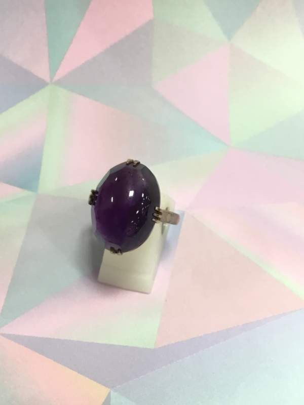 紫色の石が付いた指輪💍