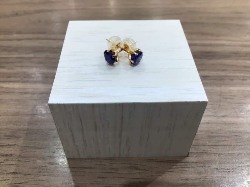 石付きピアス