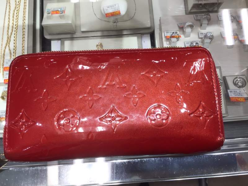 ルイヴィトン ヴェルニジッピ財布