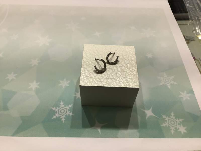 PT900 石付き ピアス お買取り致しました。