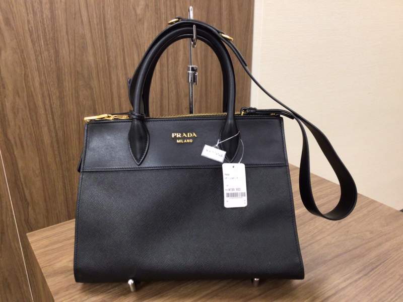プラダ レザー ショルダーバッグ入荷しました👜