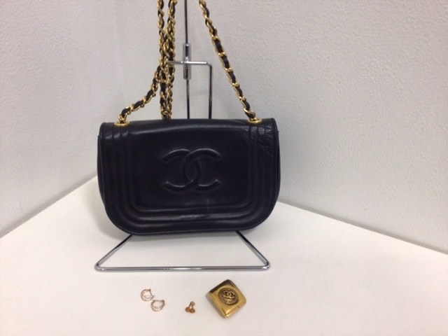 CHANEL ショルダーバッグ ブローチ K18 ピアス をお買取りしました。