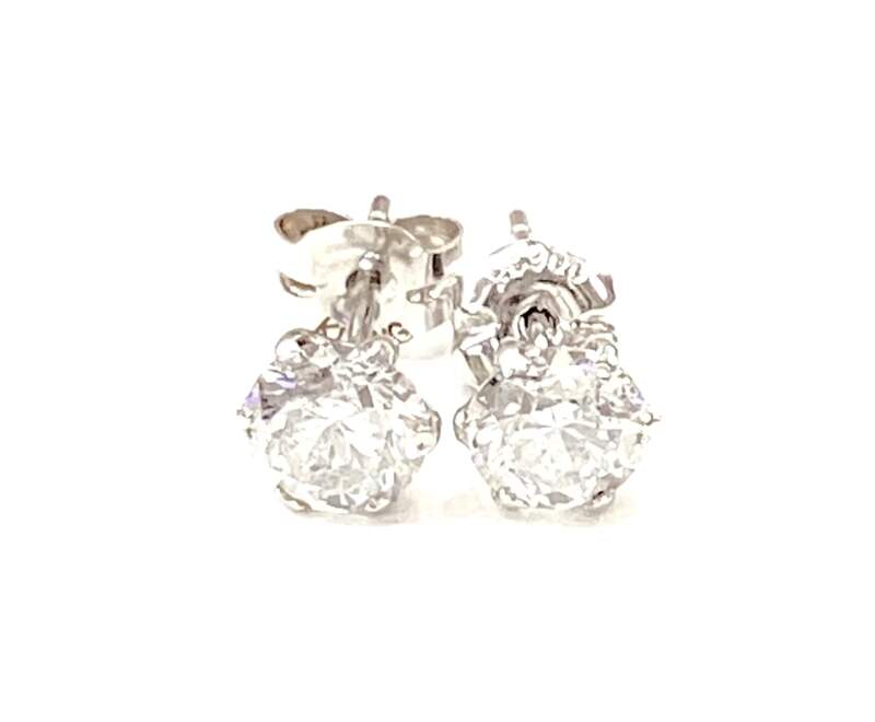 PT ダイヤモンドピアス 高価買取中。