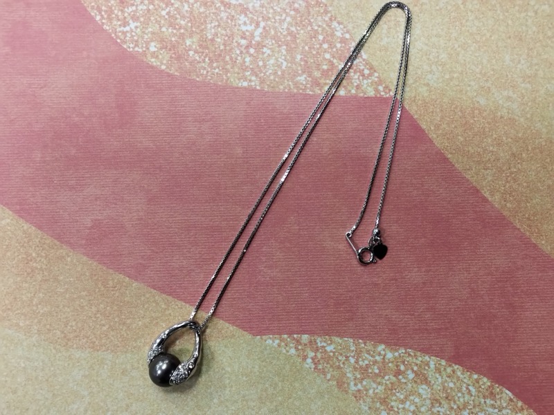 18金WG 黒玉付きネックレスをお買取しました。