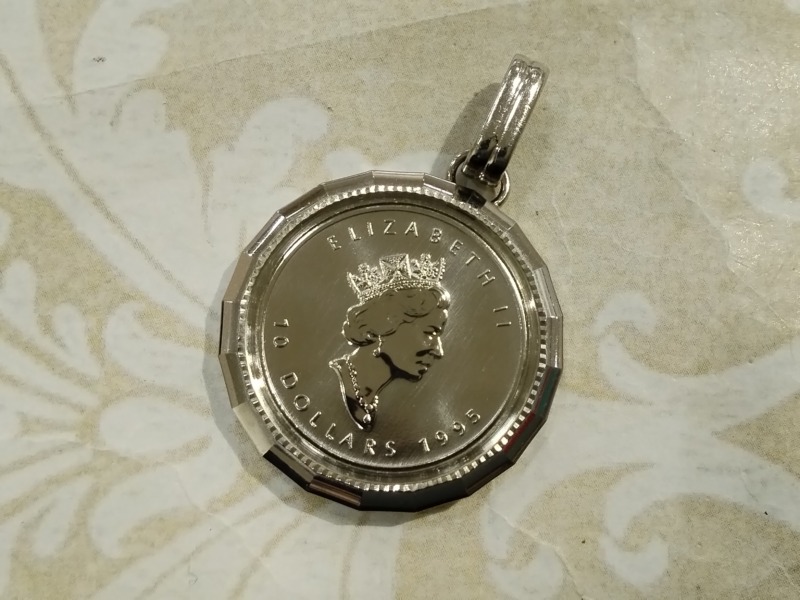 プラチナ メイプルコイン ペンダント お買取いたしました。