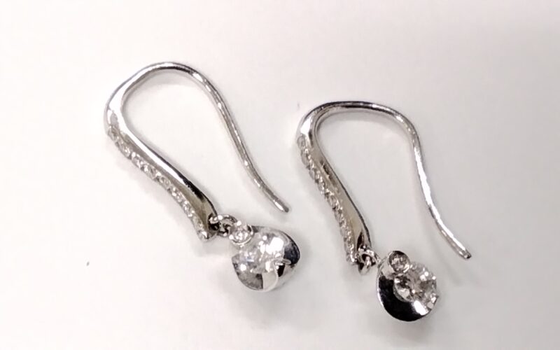 18金ホワイトゴールド ピアスをお買取しました。