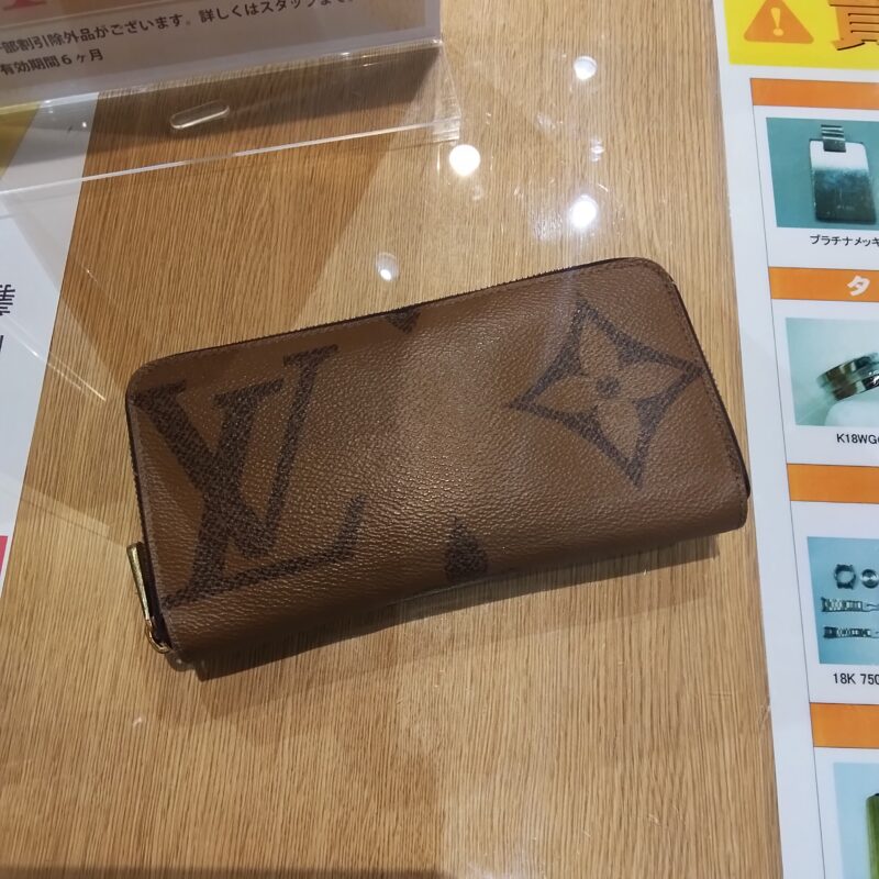 LOUISVUITTON ジャイアントモノグラム ジッピー・ウォレット M69353 をお買取しました!