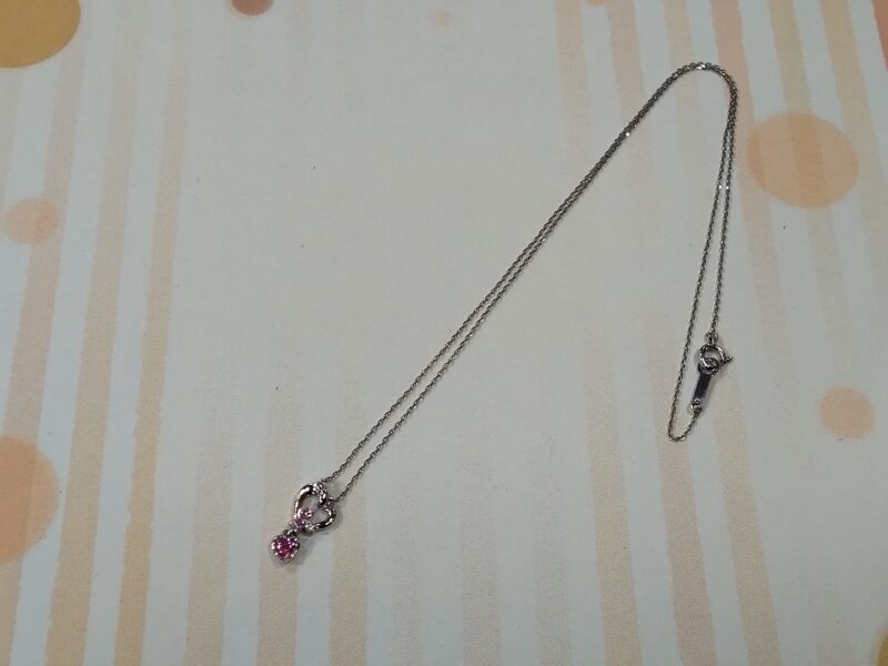 18金 WG 石付きネックレス をお買取しました。