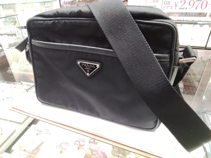 プラダ ショルダー バッグ をお買取致しました。