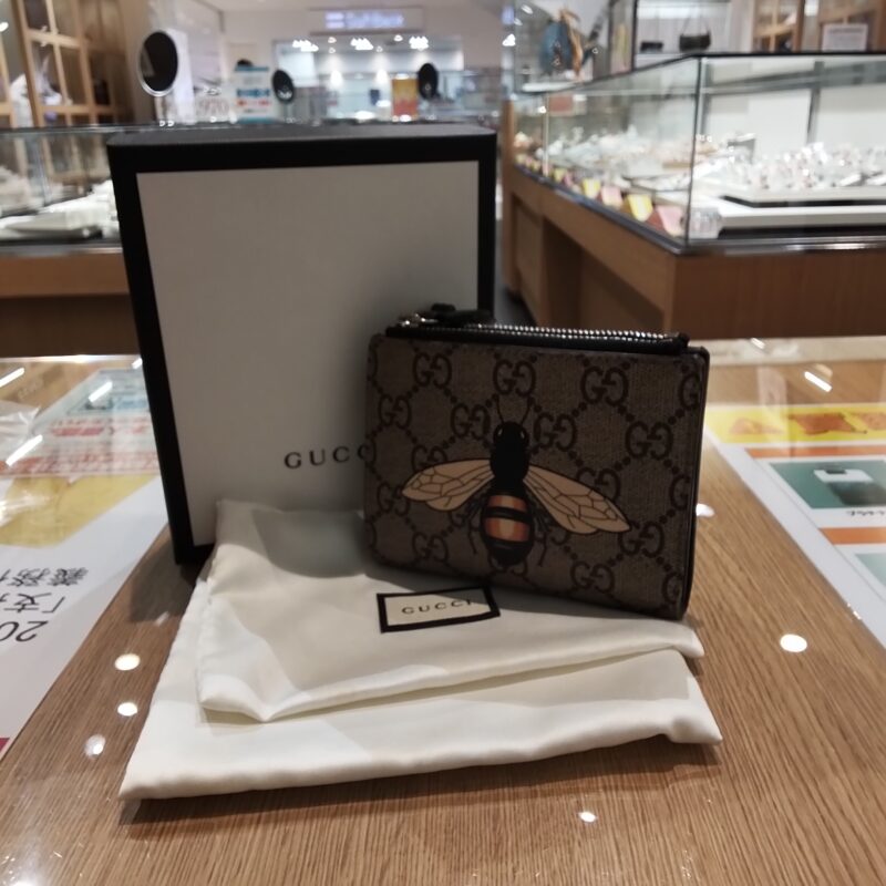 GUCCI グッチ ビー 二つ折り財布 をお買取しました!