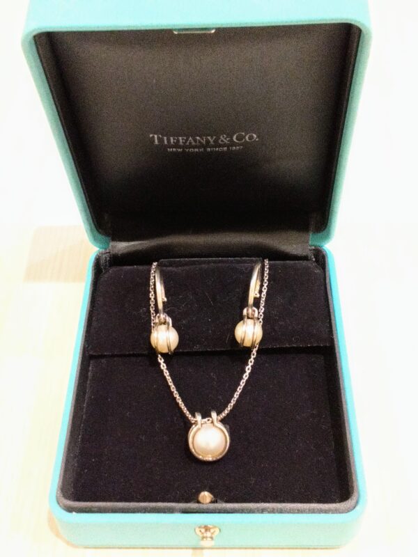 TIFFANY フレッシュウォーターパールリンク ピアスとネックレス セットでお買取り致しました。