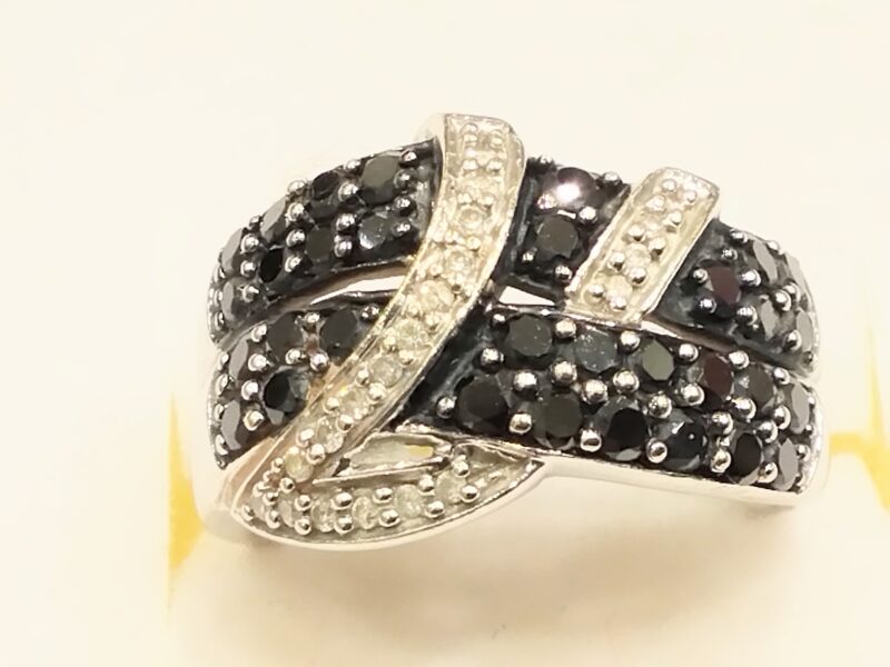 ダイヤモンド ブラックダイヤモンド 18金 ホワイトゴールド リング をお買取しました。