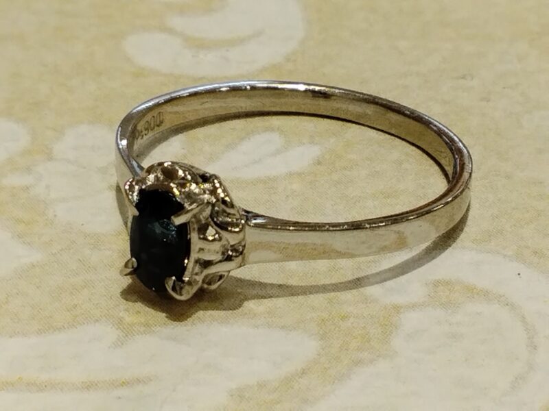 プラチナ　サファイア　リング　をお買取しました。