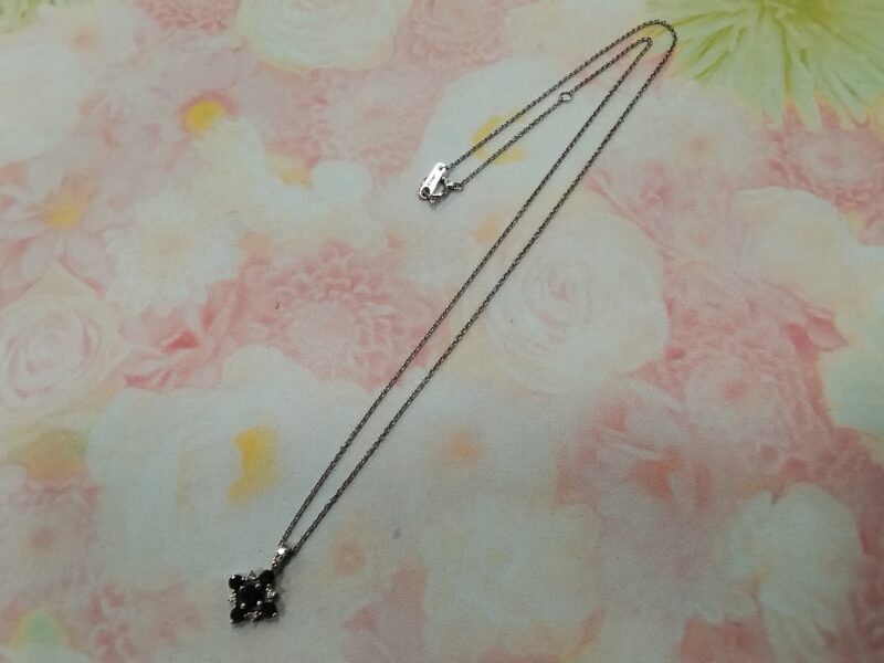 18金ホワイトゴールド石付きネックレスをお買取しました。