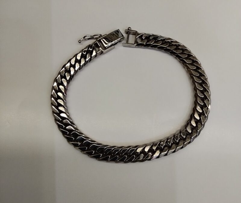 プラチナのブレスレットをお買取りしました。