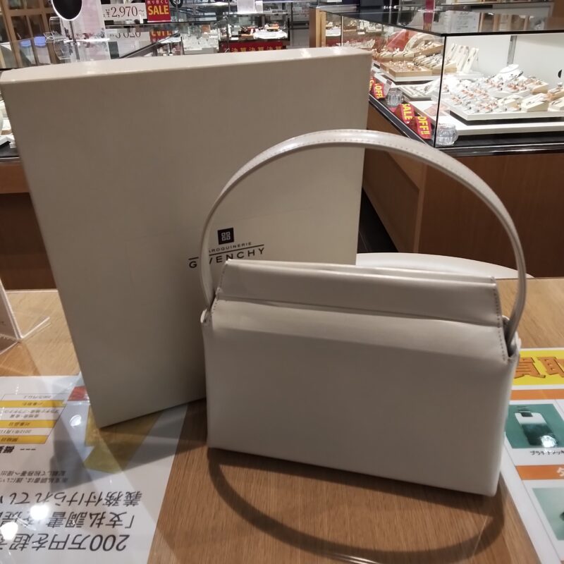 GIVENCHY ジバンシィ ハンドバッグ オールホワイト をお買取しました!